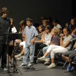 Jóvenes que muestran modos de participar