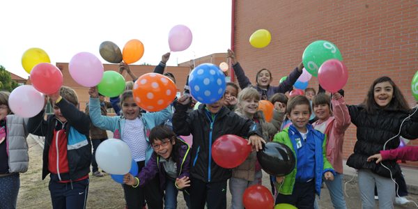 Globos de colores en el cole por la diversidad