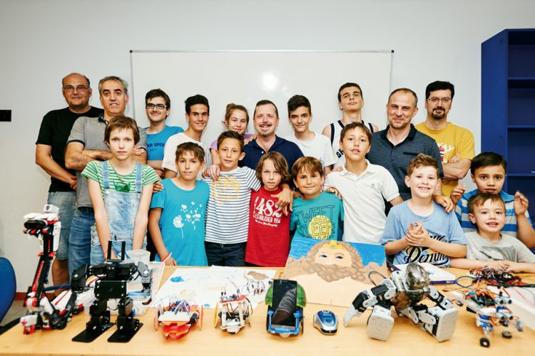 Creatividad: jóvenes que diseñan robots