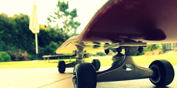 Patinaje en longboard por el Miguel Ríos