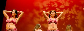Bollywood y danza del vientre, de noche y en la plaza