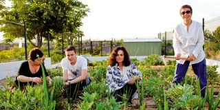 Familias que cuidan la salud del huerto ecológico