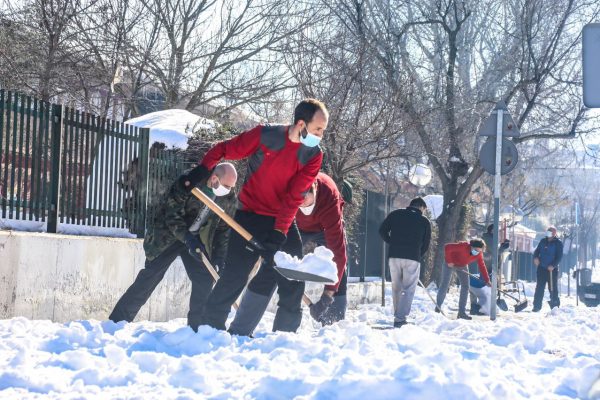 Manos amigas durante la nevada del siglo