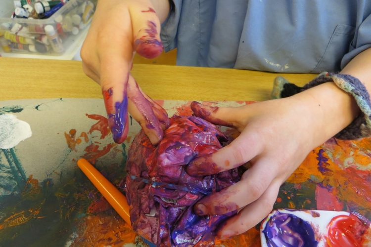 A llenarse de pintura en ‘La huella de las mujeres’: taller creativo