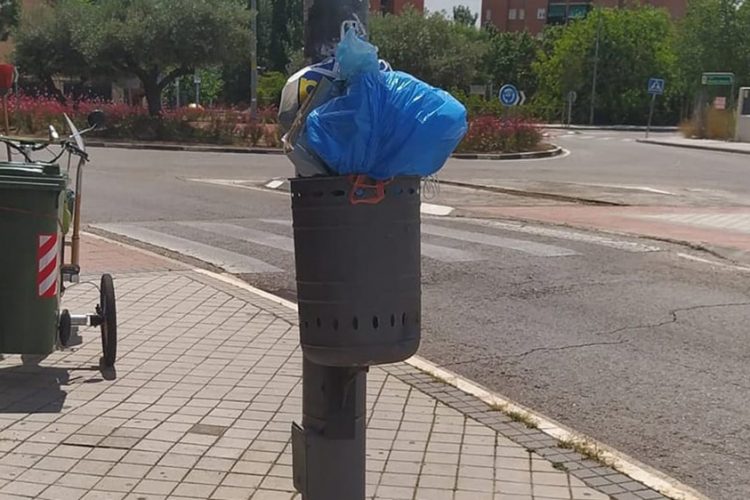 El mal uso de las papeleras, un problema para las calles