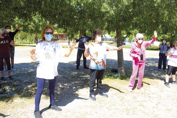 Gimnasia para mayores en los parques de Rivas