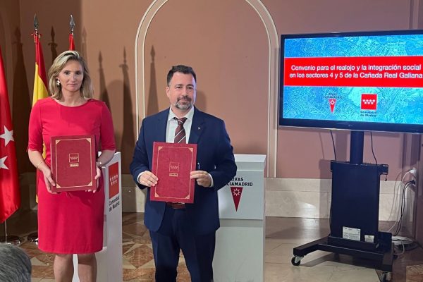 Rivas y la Comunidad firman el primer convenio para el realojo de Cañada Real