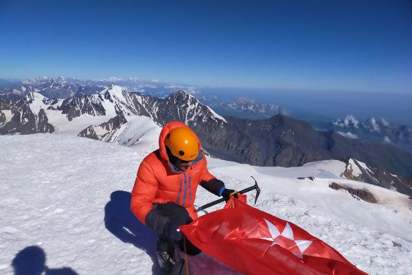 Juancho Cuenca, alpinista: la bandera de Rivas, en una cima del Cáucaso