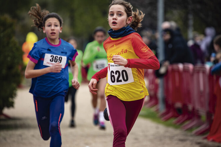 Dos jóvenes, en una edición anterior del Cross Escolar. 