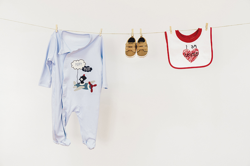 Tienda gratis de ropa infantil en el centro Bhima Sangha