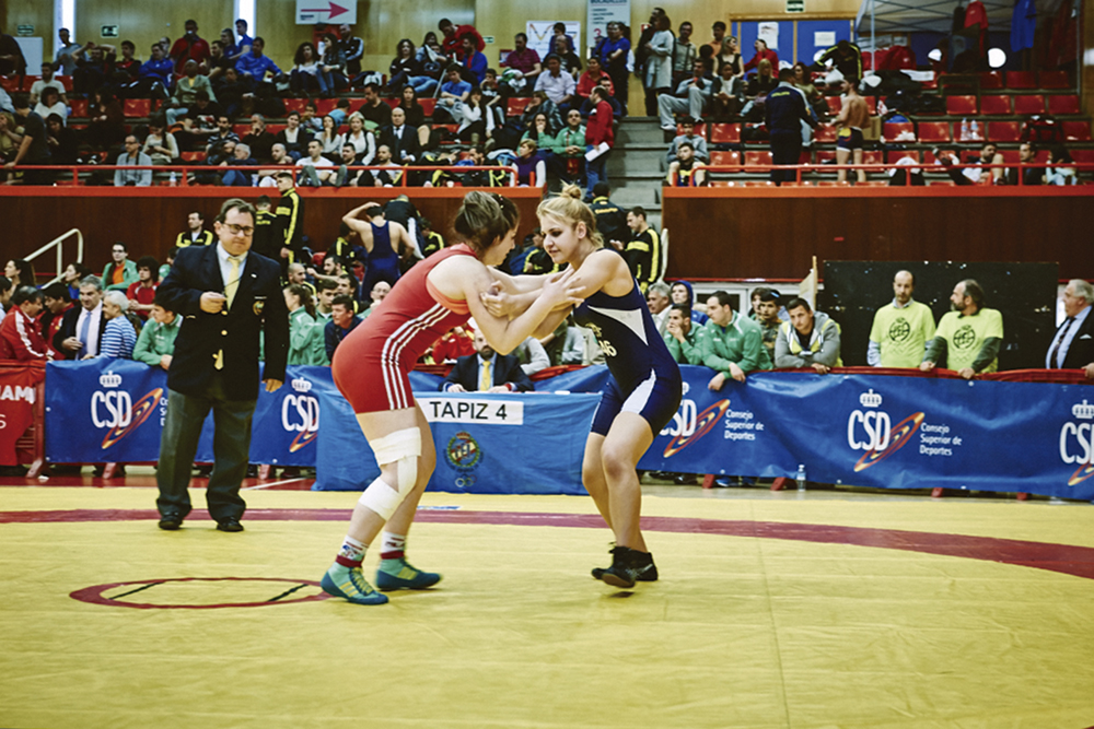 Combate sobre el tapiz: torneo de lucha Andrés Bernardino