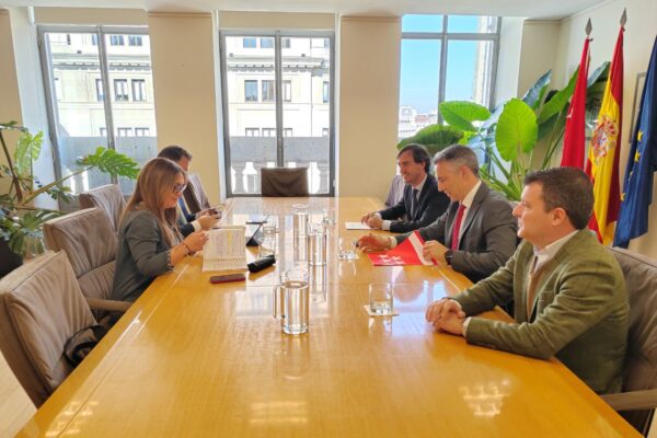 La alcaldesa se reúne con el consejero de Medio Ambiente para seguir impulsando el Pacto Regional por la Cañada