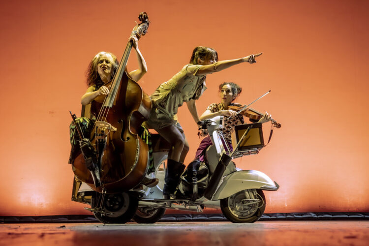 ‘Galop’, el viaje musical en Vespa con violín, viola y contrabajo