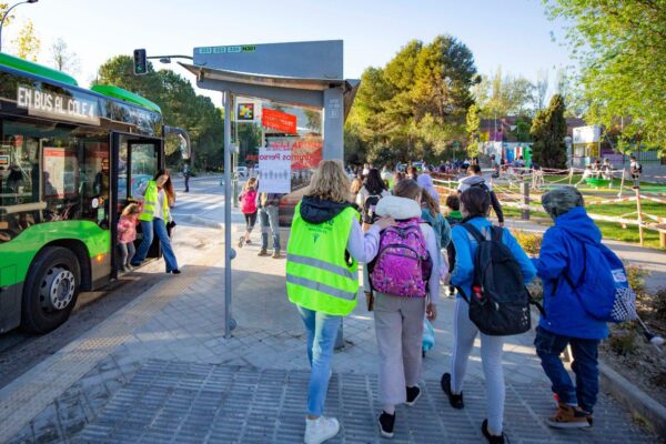 54 niños y niñas de los CEIP Jarama y El Parque utilizan ya las rutas escolares municipales para acudir a clase