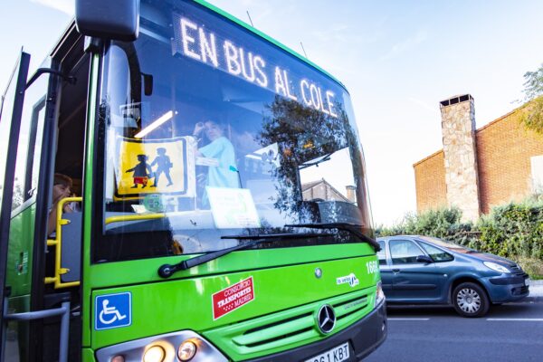 Récord de las rutas escolares ‘En bus al cole’: 944 niños y niñas en 13 rutas para el curso 2026/27