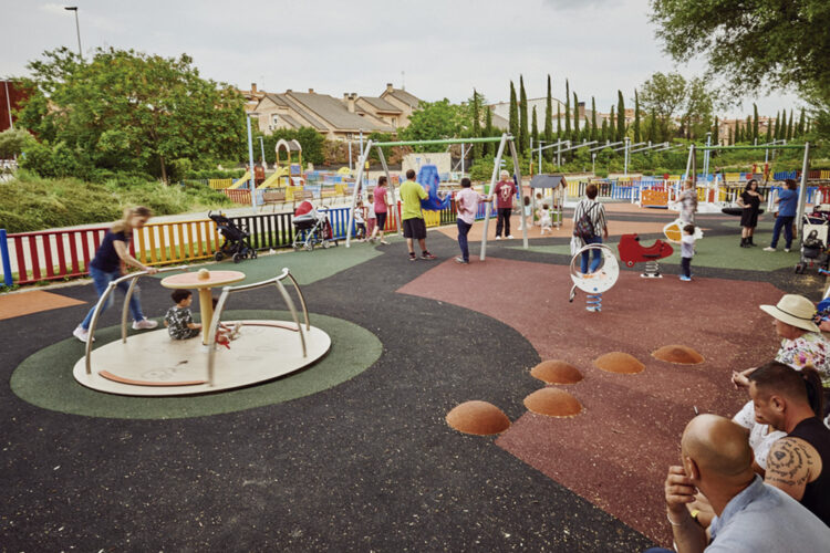 375.000 euros para instalar nuevo suelo continuo de caucho en 15 parques infantiles