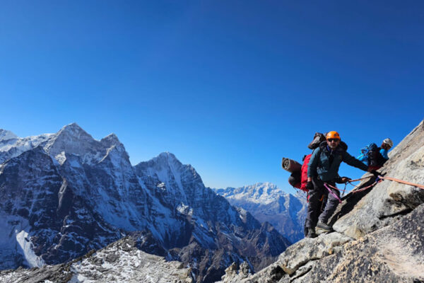 Javi Paz y el Ama Dablam (6.812 m): un ripense en la cima más hermosa
