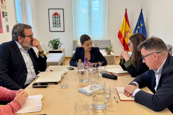 La alcaldesa y la ministra Sira Rego abordan la vulneración de los derechos de la infancia en la Cañada Real