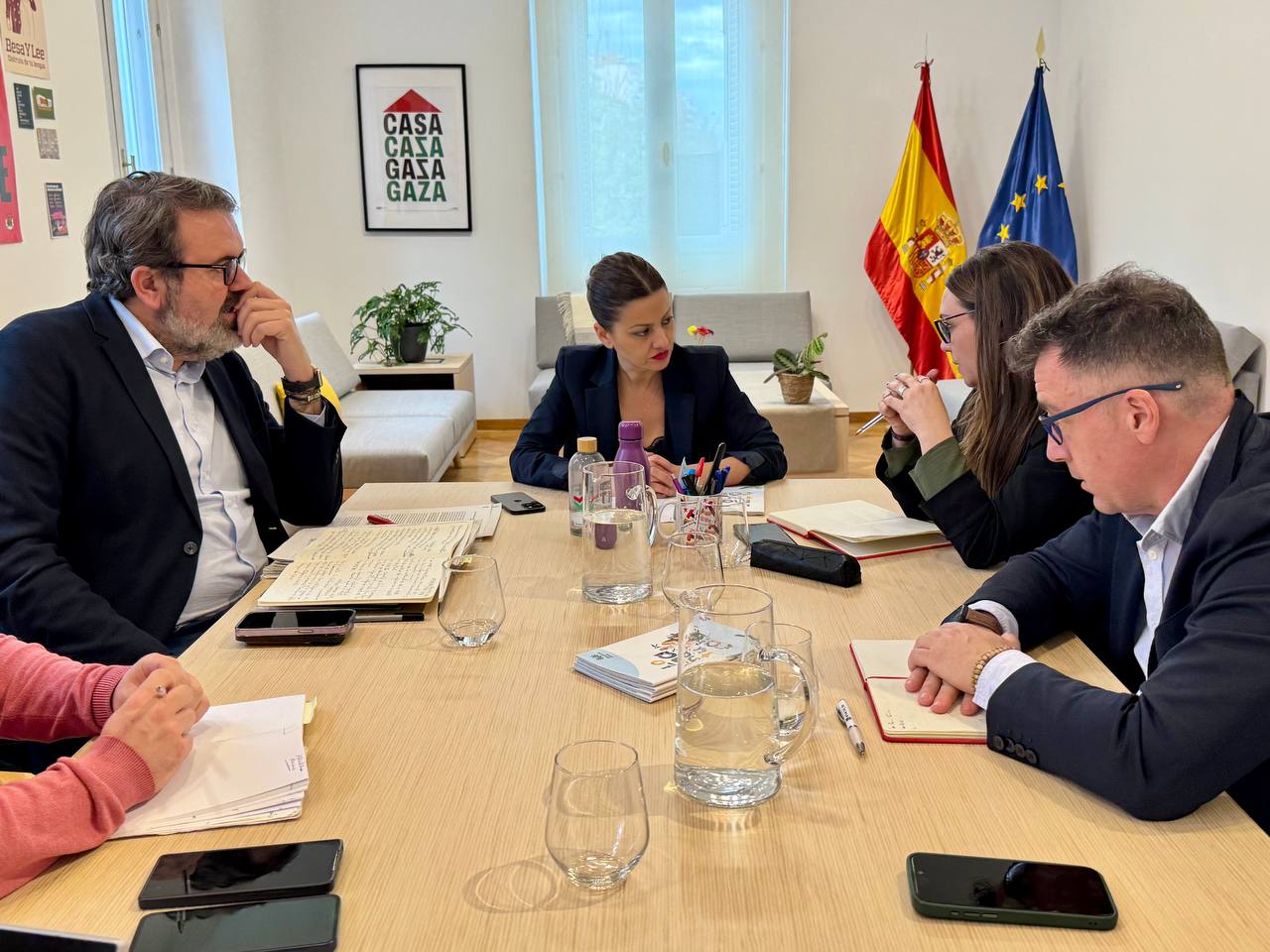 La alcaldesa y la ministra Sira Rego abordan la vulneración de los derechos de la infancia en la Cañada Real