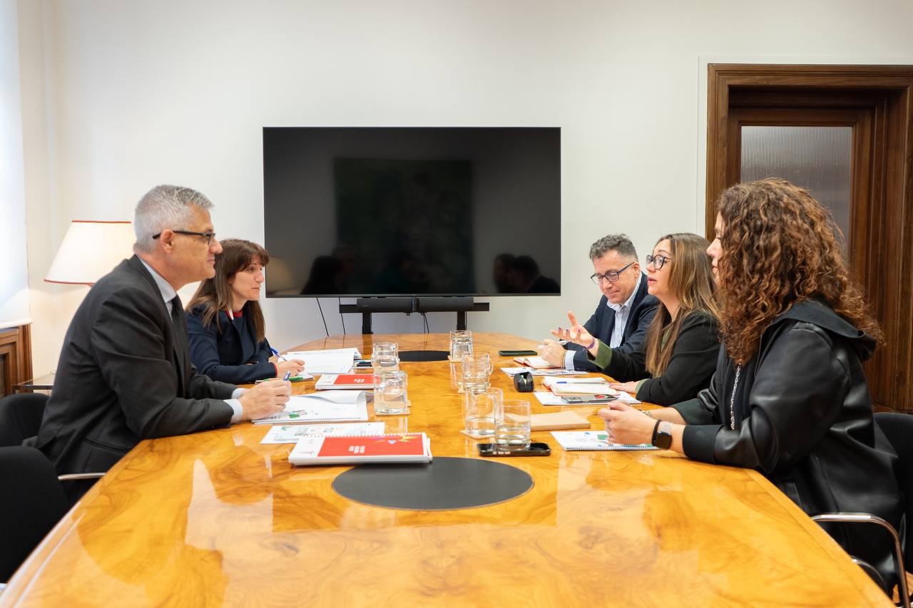 Reunión con el Ministerio de Vivienda para abordar los retos de la Agenda Urbana