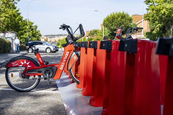 Comienzan las obras de montaje de 18 nuevas estaciones del servicio de BicinRivas