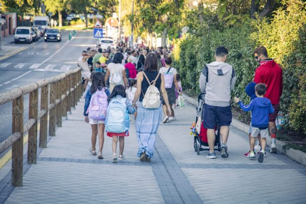 Rivas defiende la libertad de los centros educativos para educar en valores y derechos humanos frente a la censura de Ayuso