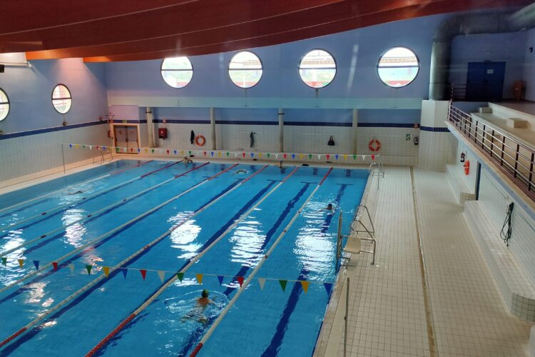 Obras de renovación de la maquinaria de la piscina climatizada del polideportivo Parque del Sureste