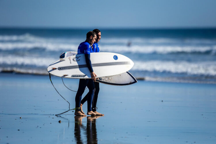 Andrés Campos, el surfista de Rivas que no ve las olas y es campeón de España