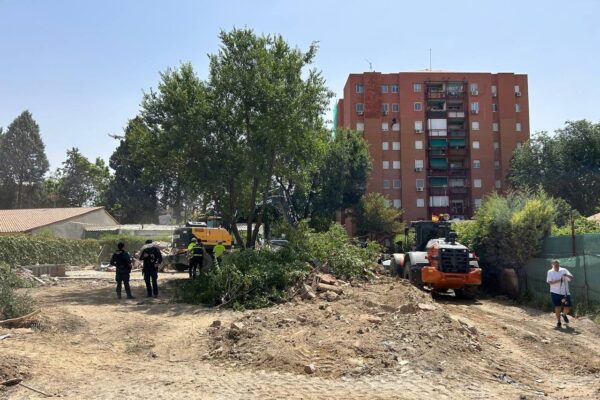 El Ayuntamiento desmantela una parcela de la Cañada Real utilizada como punto de venta y consumo de droga
