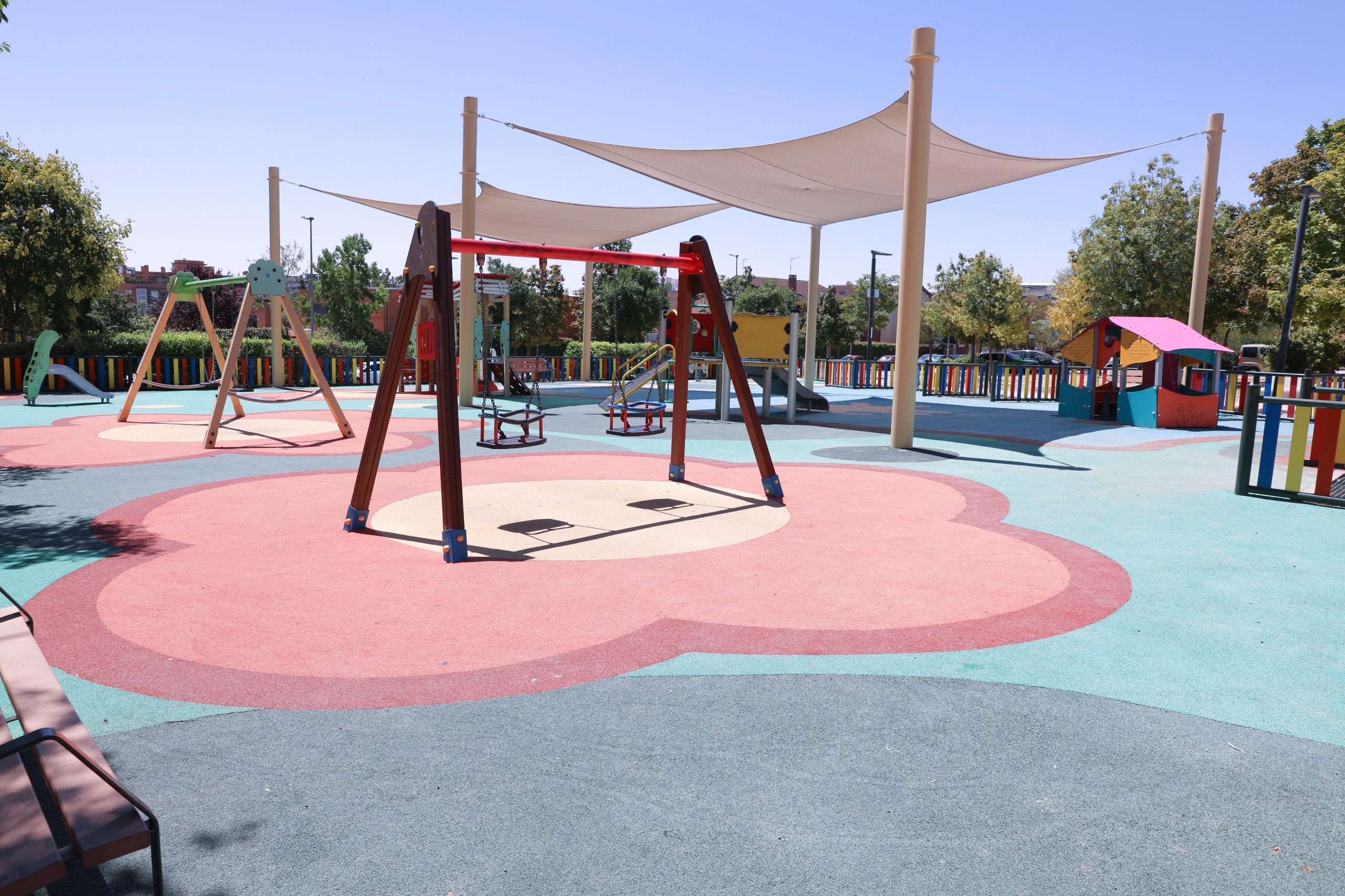 Renovados los juegos infantiles de la calle Miguel Gila, nuevo sombreado en el área infantil de Clara Sánchez y reapertura de las fuentes transitables del barrio de La Luna